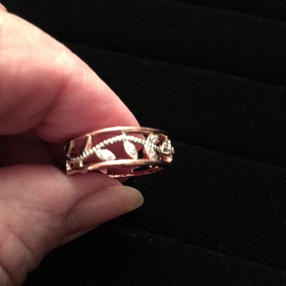 Lovely two tone floral ring